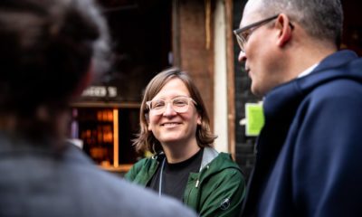 Die Abgeordneten Silke Gebel und Sebastian Walter sind im Gespräch mit Journalisten