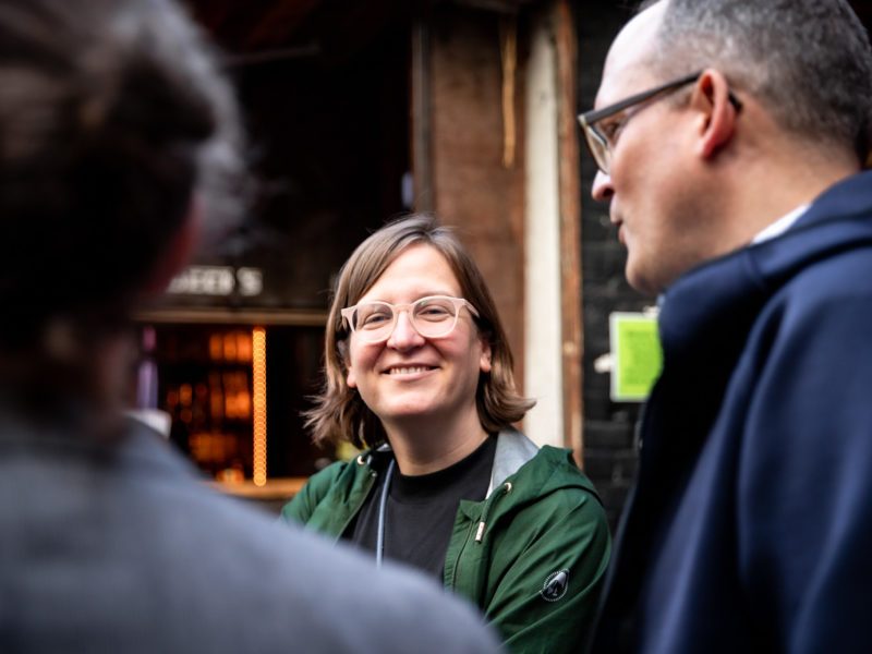 Die Abgeordneten Silke Gebel und Sebastian Walter sind im Gespräch mit Journalisten