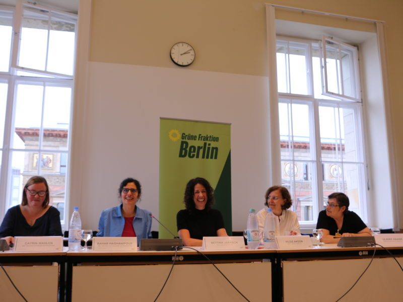 Aufm Podium sitzen von links nach rechts Catrin Wahlen, Bahar Haghanipour , Bettina Jarasch, Yıldız Akgün und Ulrike Haase
