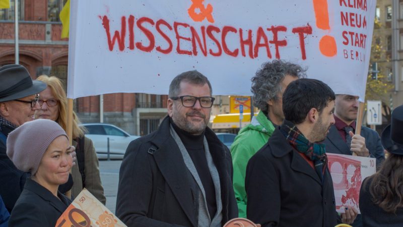 Foto einer Demonstration, Werner Graf steht inmitten einer Gruppe Demonstrierender.