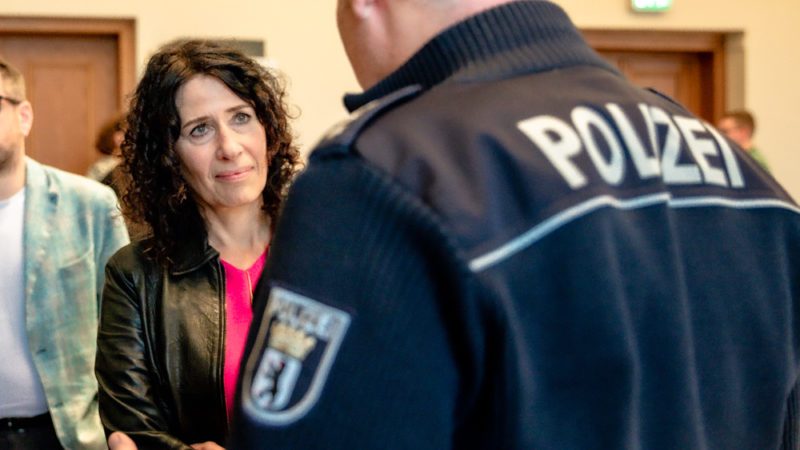 Bettina Jarasch unterhält sich mit einem Polizisten.