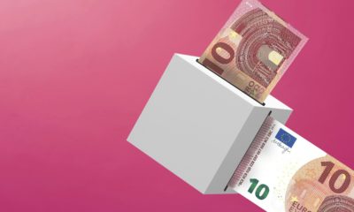 Pinker Hintergrund mit weißen grafischen Elementen und zwei 10-Euro-Scheinen.