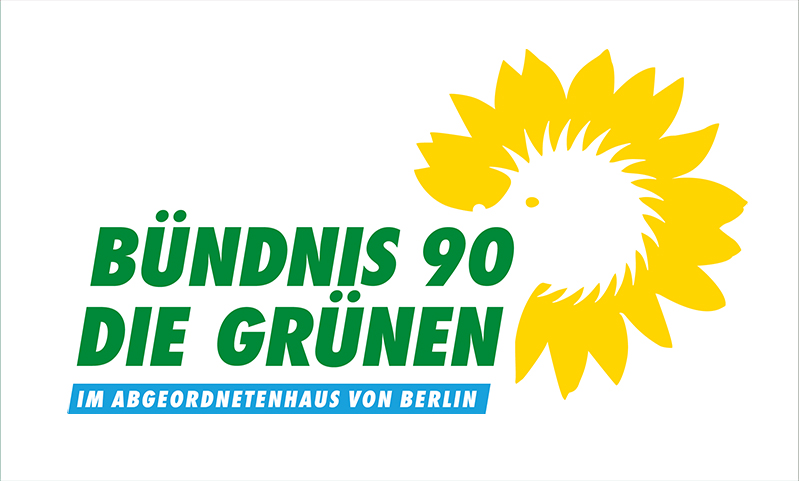 Das Logo der Grünen Fraktion Berlin auf weißem Grund. In grüner Schrift: "Bündnis 90/Die Grünen" darunter in einem hellblauen Balken: "Im Abgeordnetenhaus von Berlin" Oben rechts am Logo eine gelbe Sonnenblume, in deren Mitte ein Igel ist.