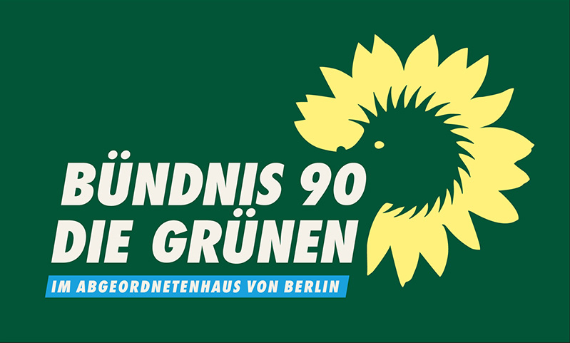 Das Logo der Grünen Fraktion Berlin auf dunkelgrünem Grund. In weißer Schrift: "Bündnis 90/Die Grünen" darunter in einem hellblauen Balken: "Im Abgeordnetenhaus von Berlin" Oben rechts am Logo eine hellgelbe Sonnenblume, in deren Mitte ein Igel ist.
