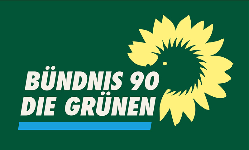 Das Logo der Grünen Fraktion Berlin auf dunkelgrünem Grund. In weißer Schrift: "Bündnis 90/Die Grünen" darunter ein hellblauer Balken. Oben rechts am Logo eine hellgelbe Sonnenblume, in deren Mitte ein Igel ist.