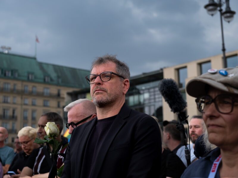 Werner Graf beim Trauermarsch nach dem Angriff auf den CSD Berlin