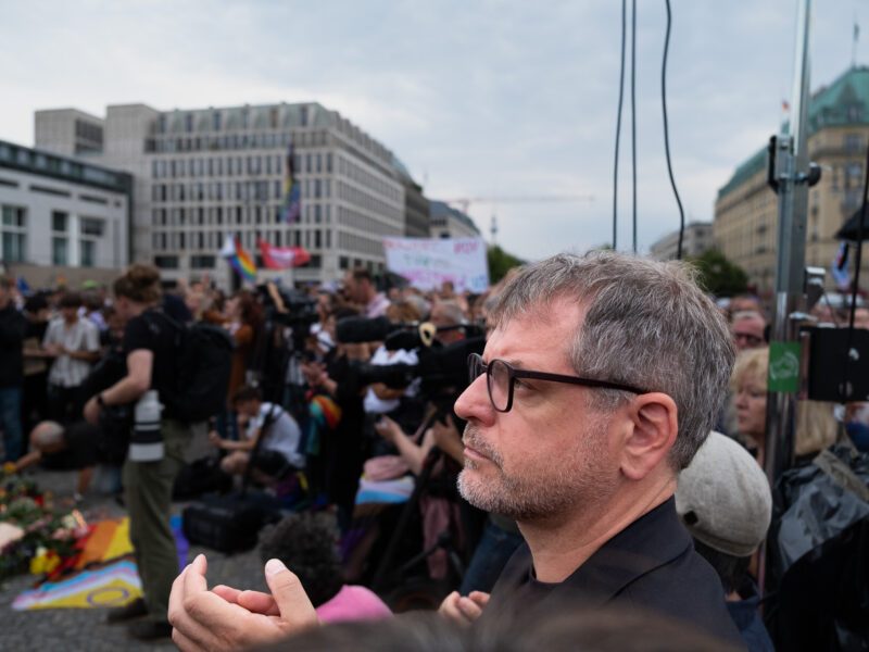 Werner Graf bei der Gedenkveranstaltung nach dem Anschlag auf dem CSD in Berlin